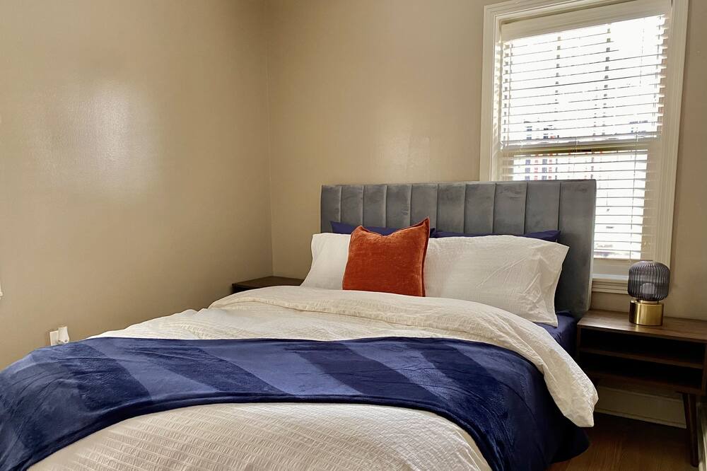 Photo of Bedroom in West Plaza