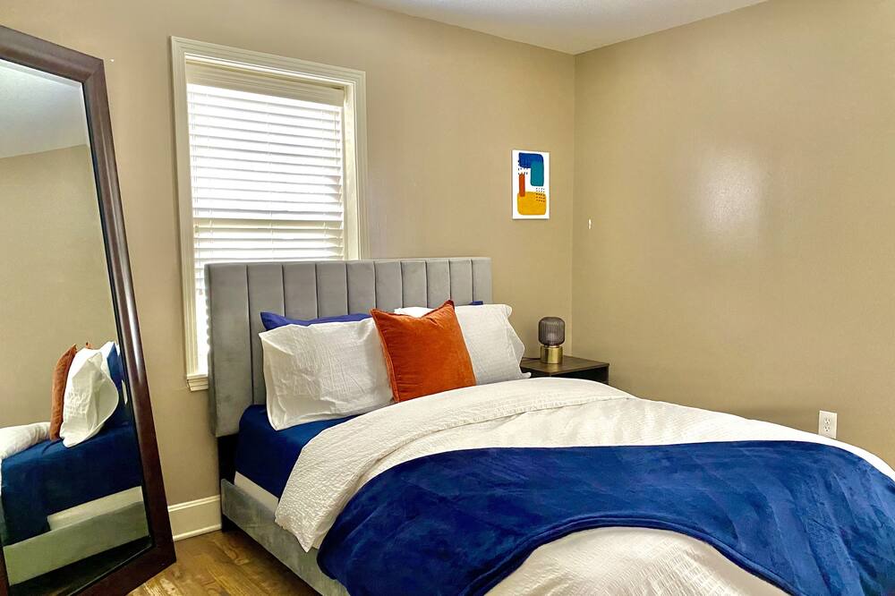 Photo of Bedroom in West Plaza