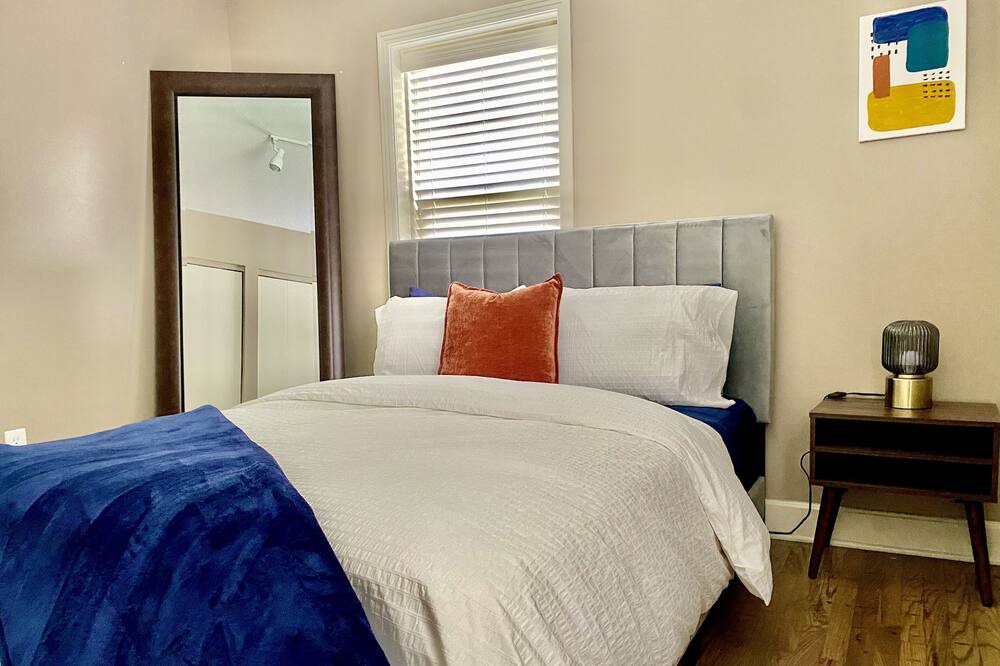 Photo of Bedroom in West Plaza