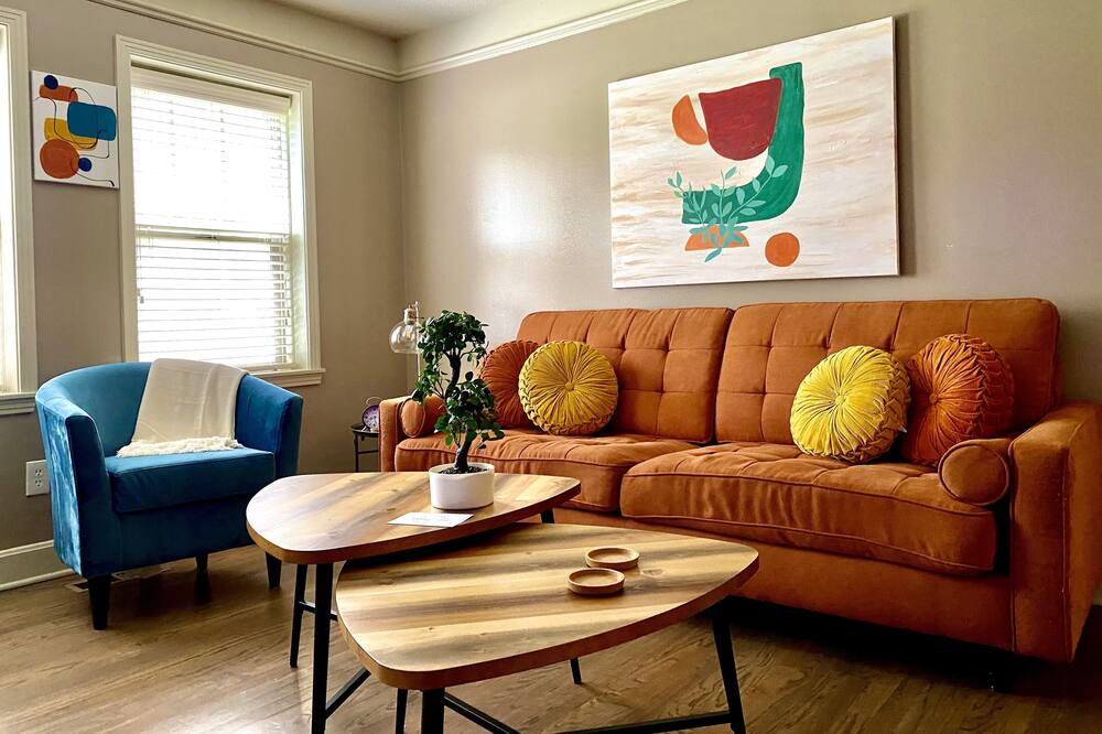 Photo of Livingroom in West Plaza