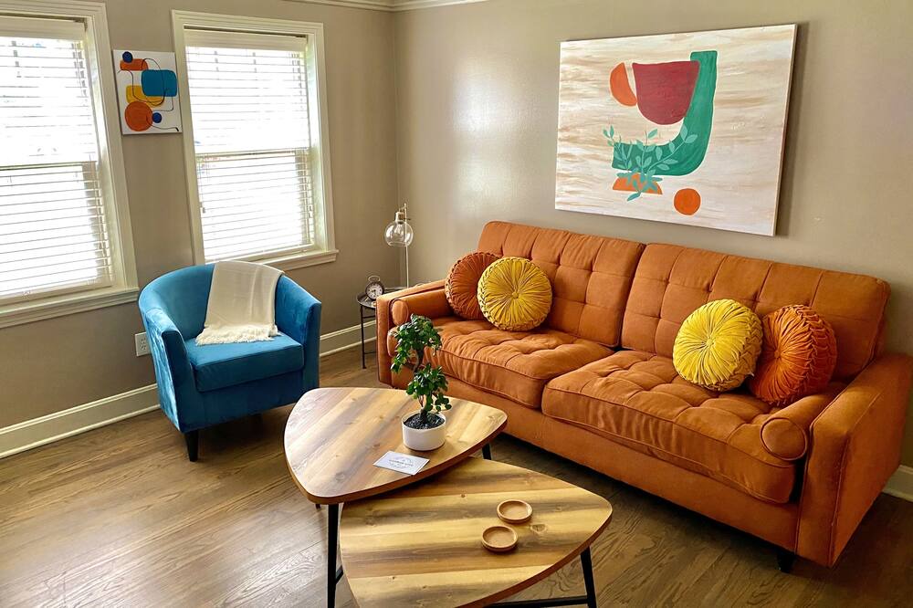 Photo of Livingroom in West Plaza