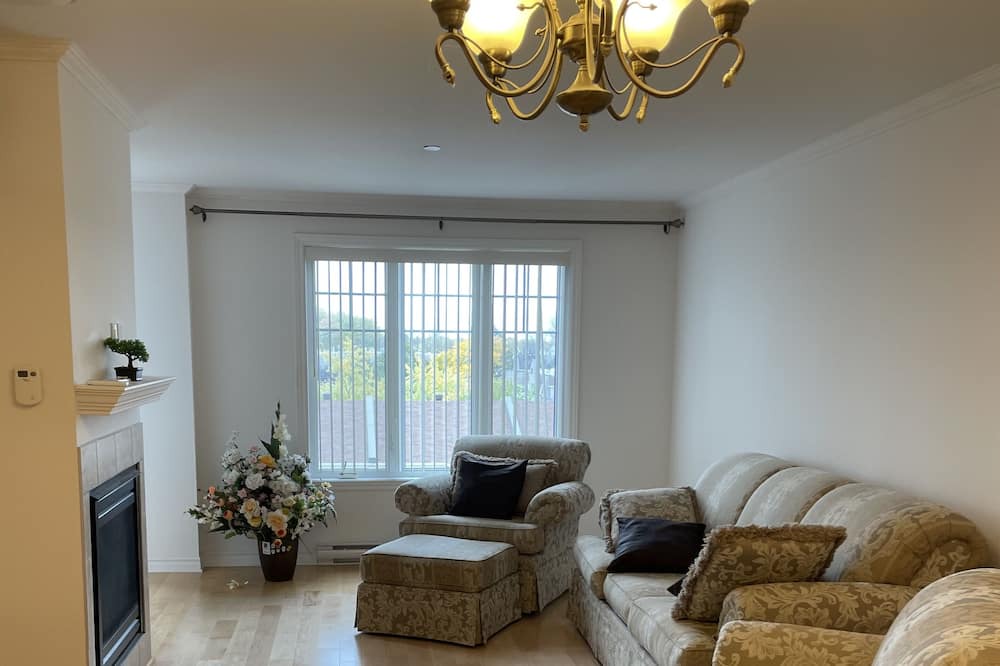 Photo of Livingroom in Pierrefonds-Roxboro