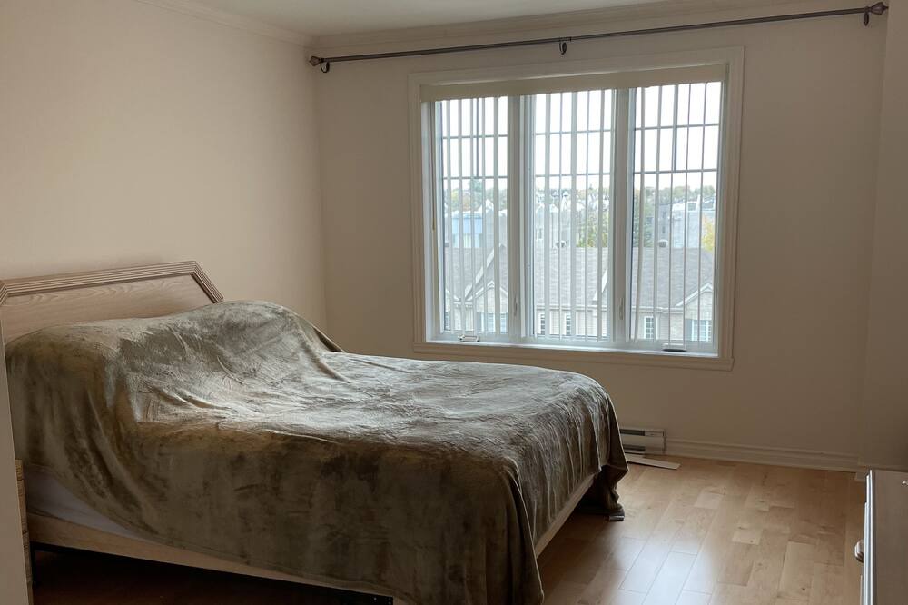 Photo of Bedroom in Pierrefonds-Roxboro