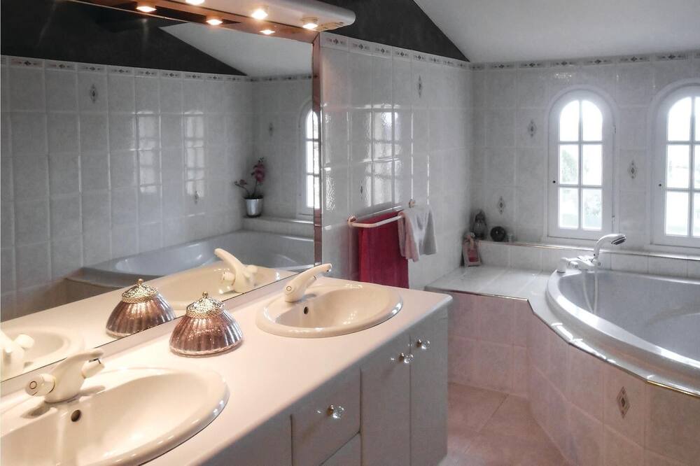 Photo of Bathroom in Creissan