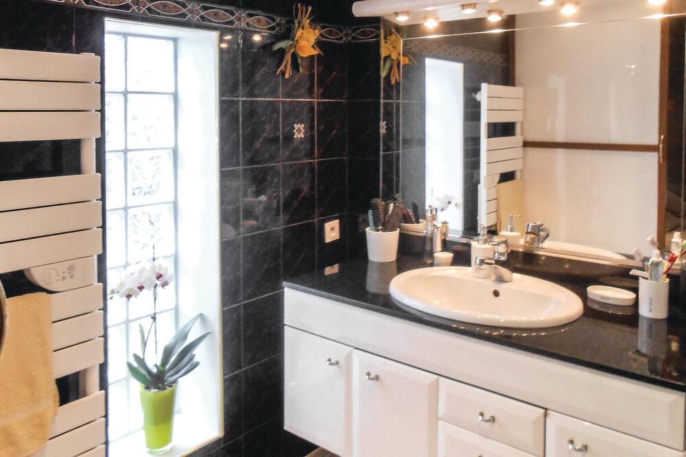 Photo of Bathroom in Creissan