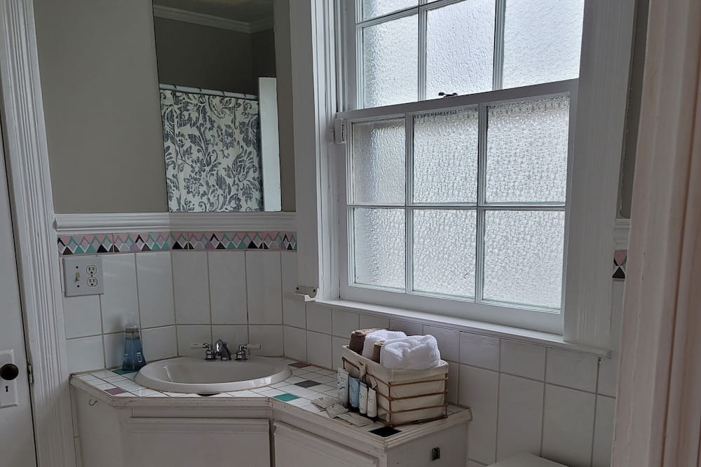 Photo of Bathroom in Albertville