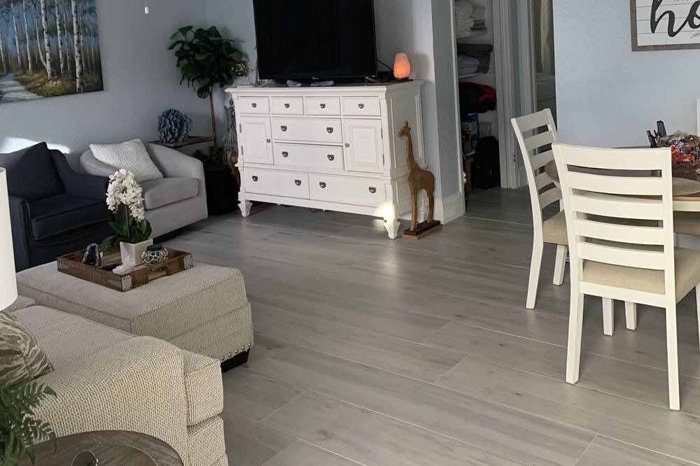 Photo of Livingroom in Island Estate