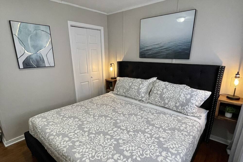 Photo of Bedroom in Oak Ridge