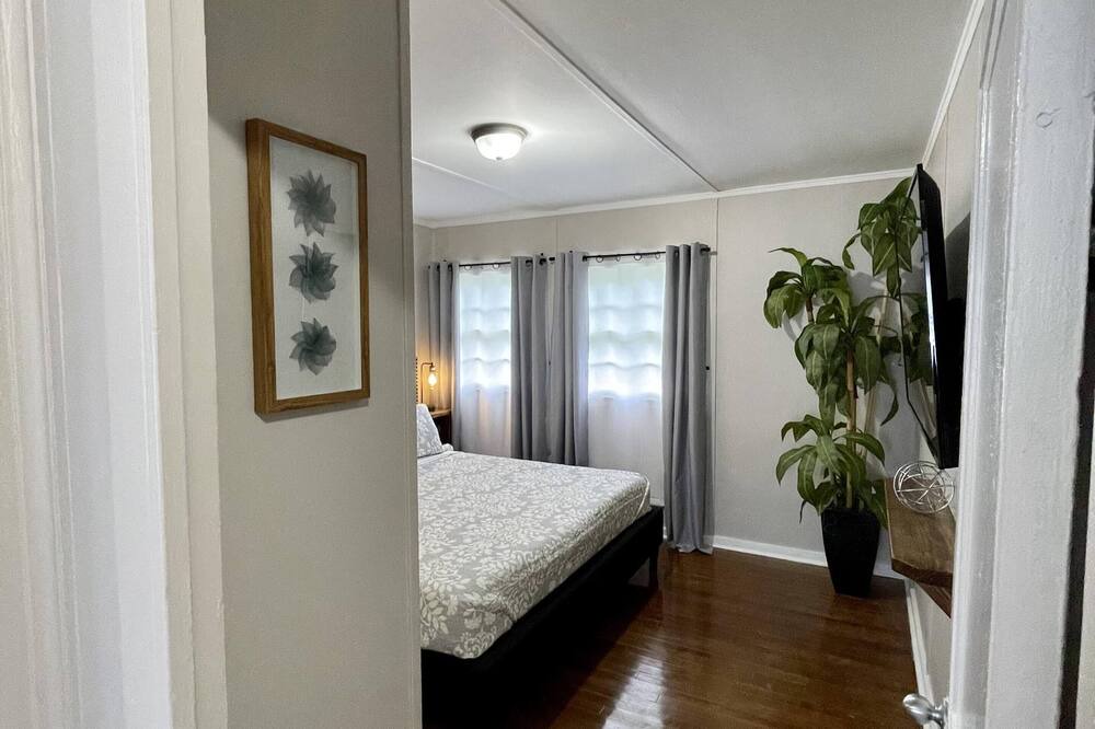 Photo of Bedroom in Oak Ridge
