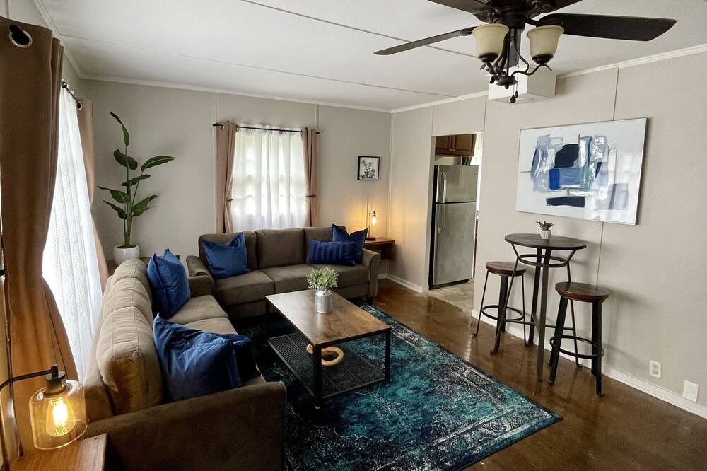 Photo of Livingroom in Oak Ridge