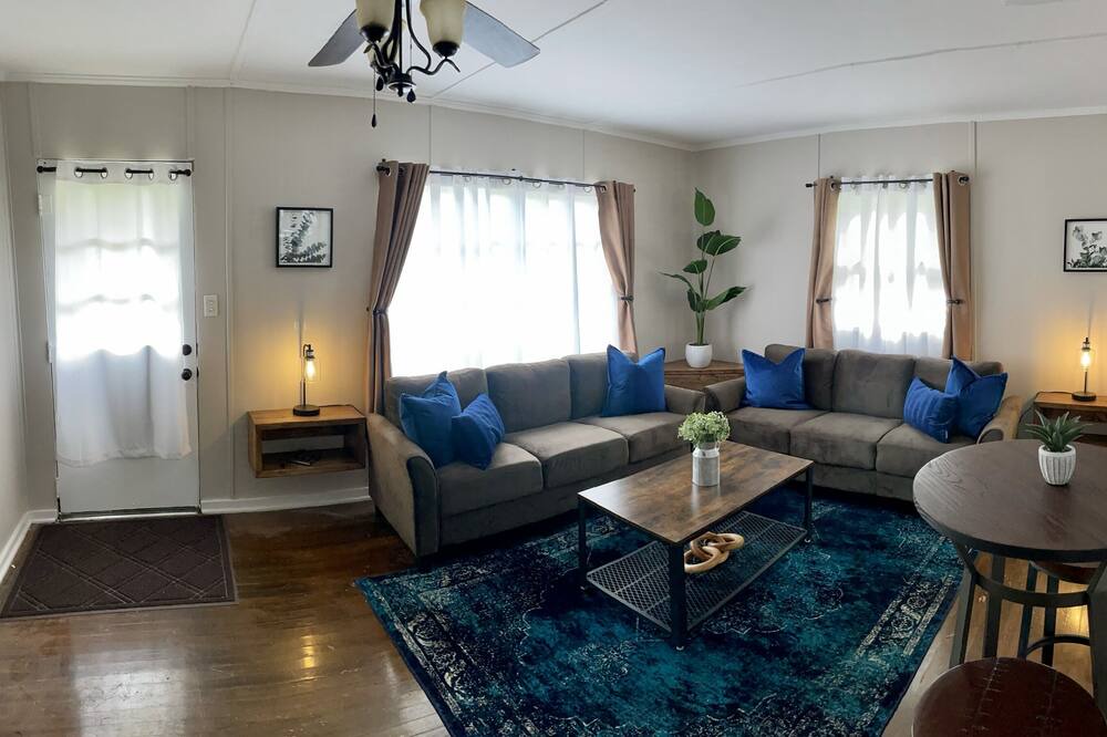 Photo of Livingroom in Oak Ridge