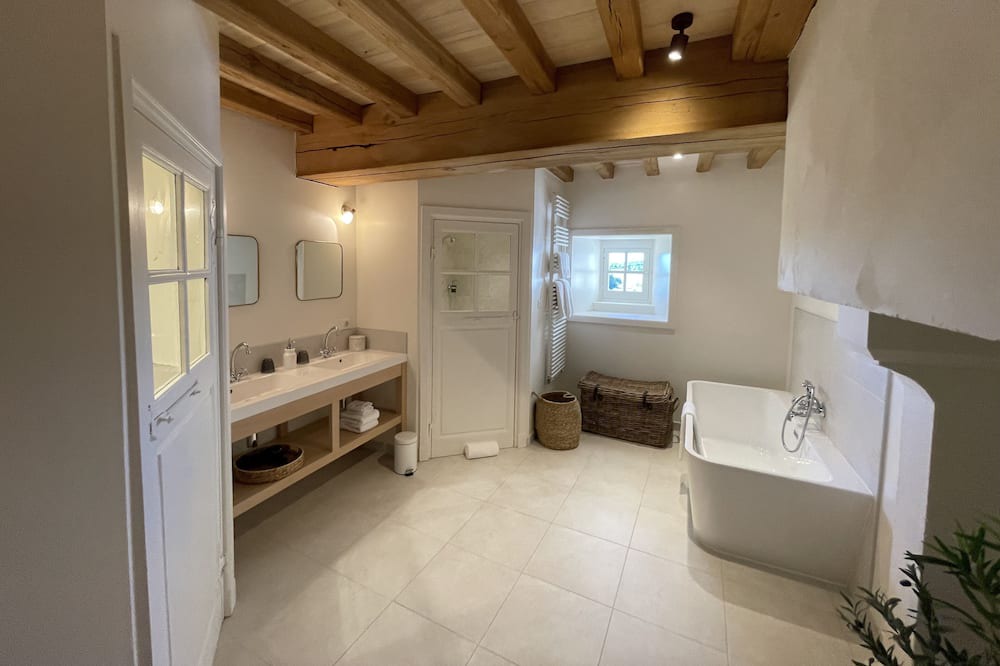 Photo of Bathroom in Vieux-Mareuil