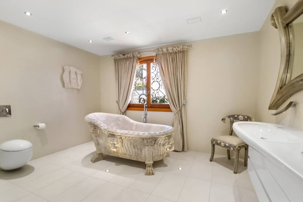 Photo of Bathroom in Arnella