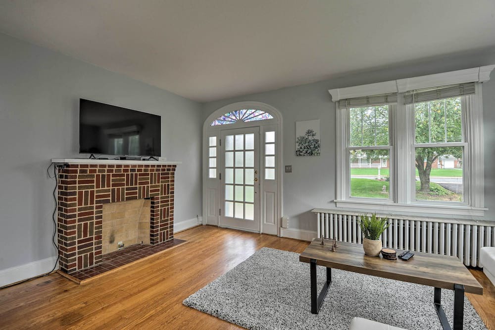 Photo of Livingroom in Savage-Guilford