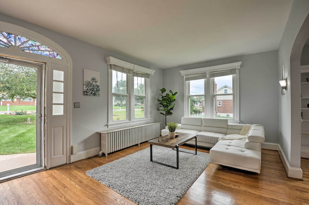 Photo of Livingroom in Savage-Guilford