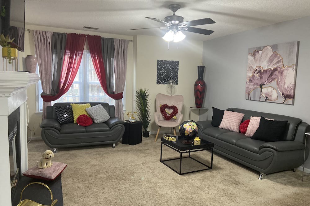 Photo of Livingroom in Greenbrier West