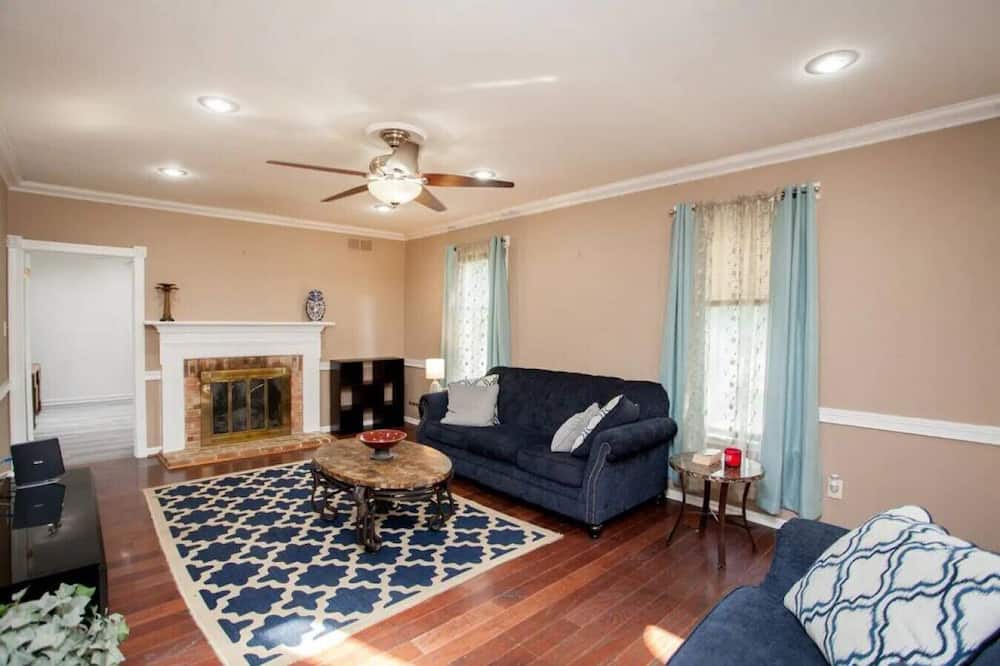 Photo of Livingroom in Newtown