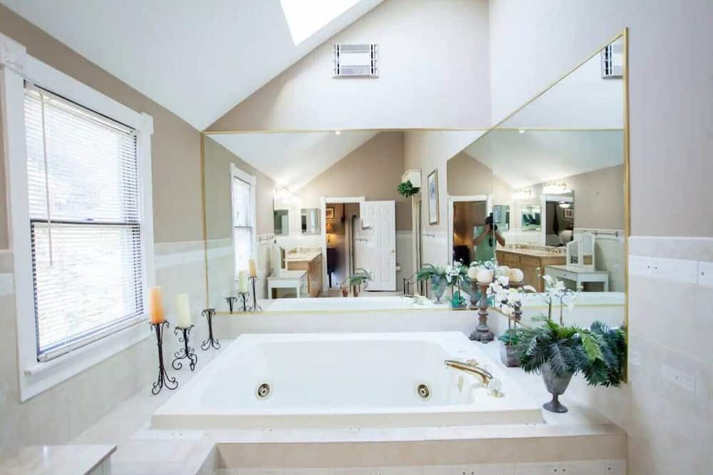 Photo of Bathroom in Newtown