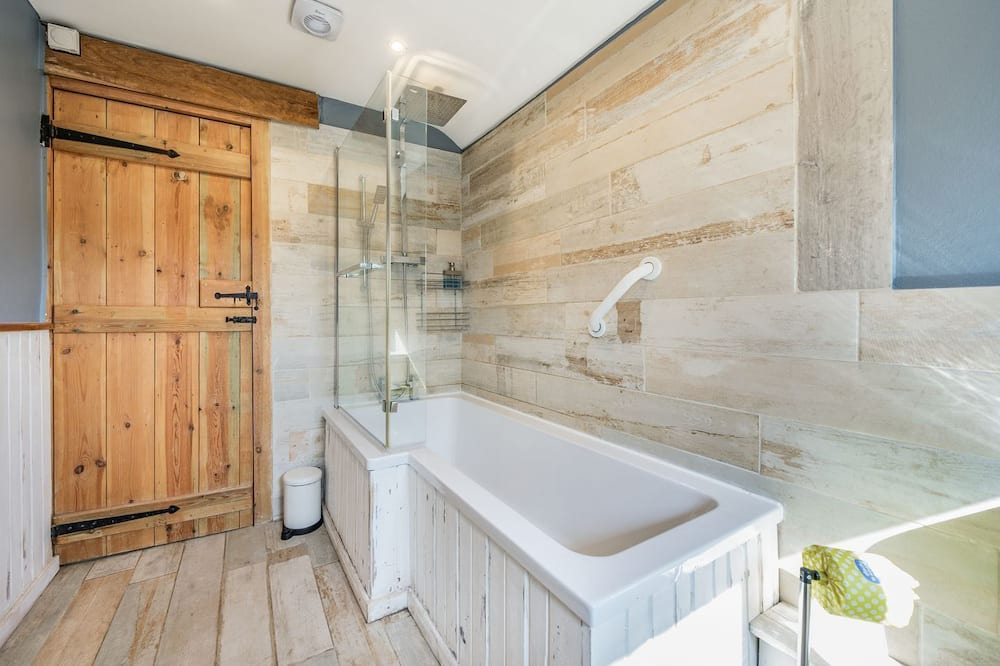 Photo of Bathroom in Llanvair Kilgeddin