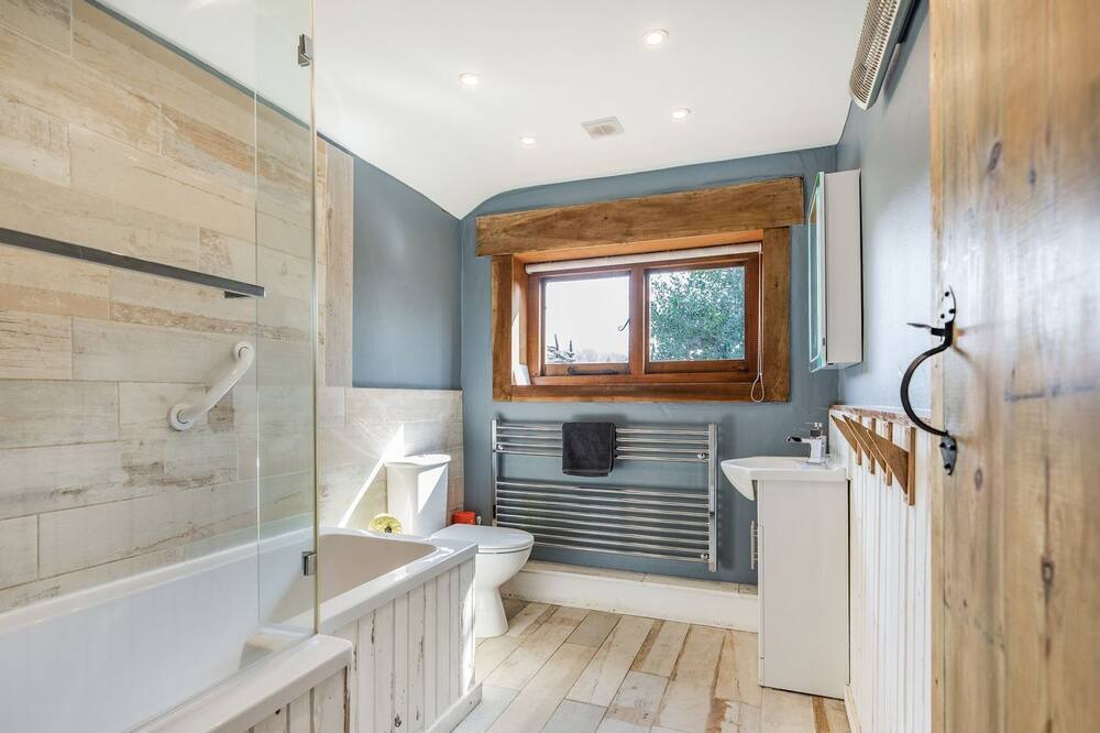 Photo of Bathroom in Llanvair Kilgeddin