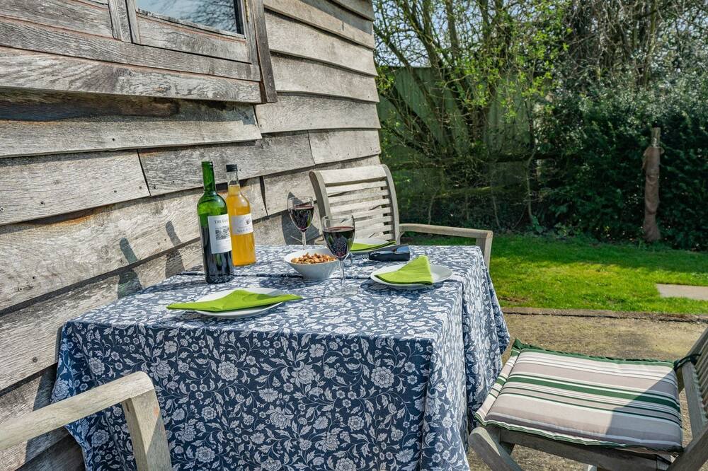 Photo of Patio Balcony in Llanvair Kilgeddin