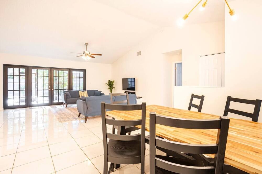 Photo of Livingroom in Lake Valencia