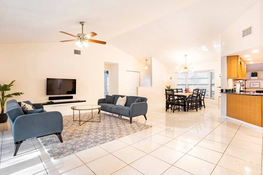 Photo of Livingroom in Lake Valencia
