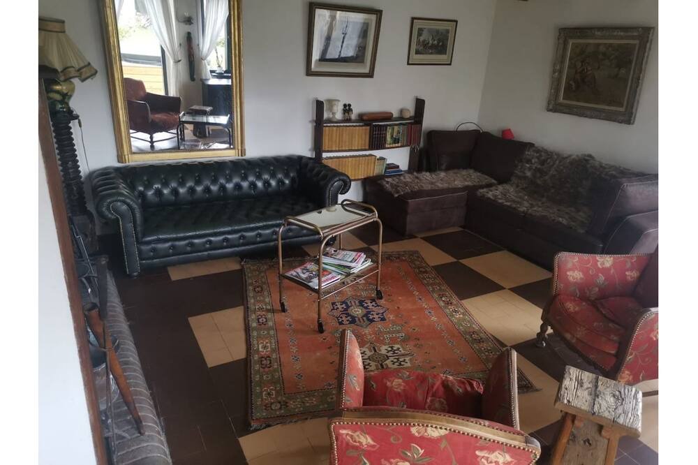 Photo of Livingroom in Nesle-la-Reposte