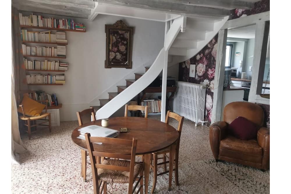 Photo of Livingroom in Nesle-la-Reposte