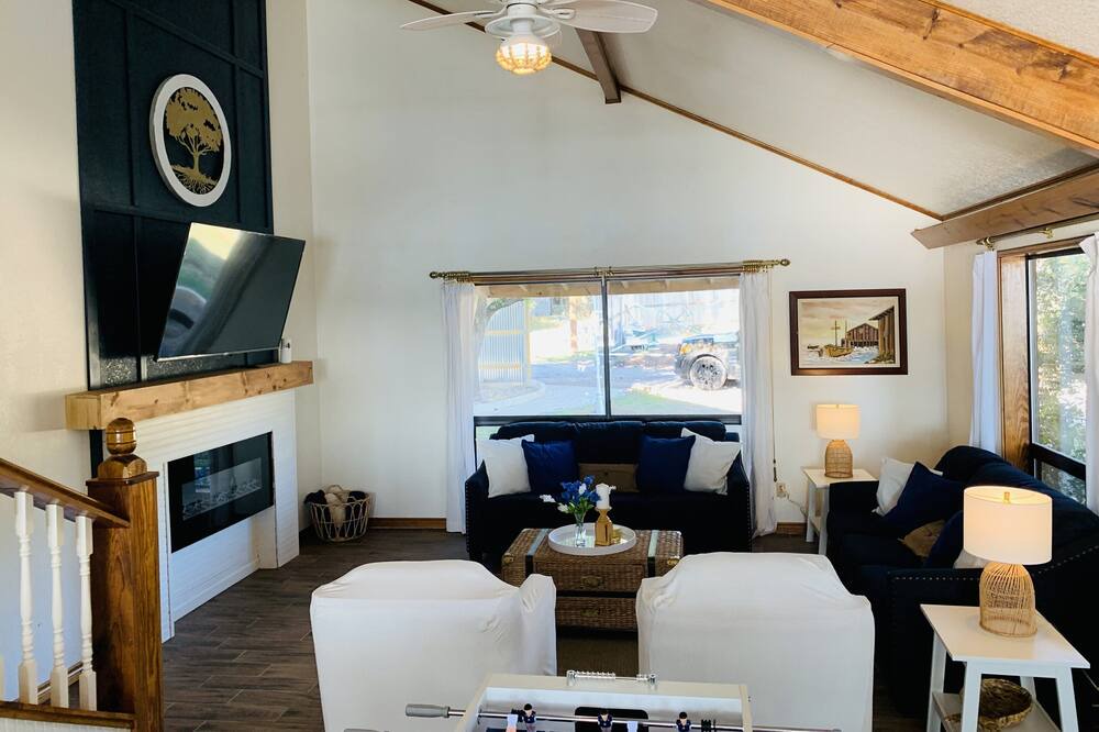 Photo of Livingroom in Leon Junction