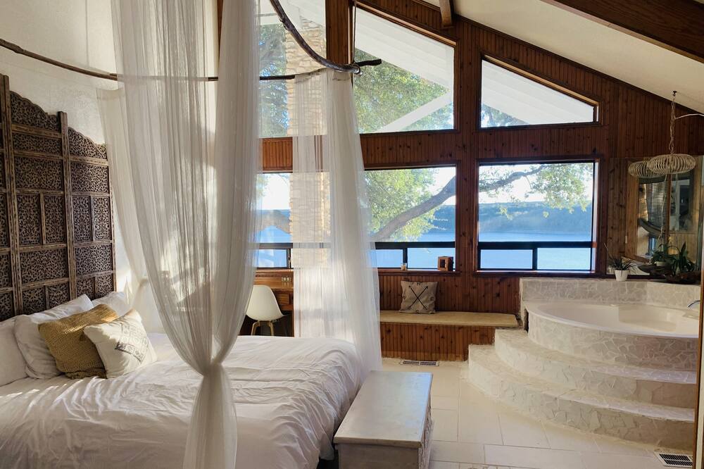 Photo of Bedroom in Leon Junction