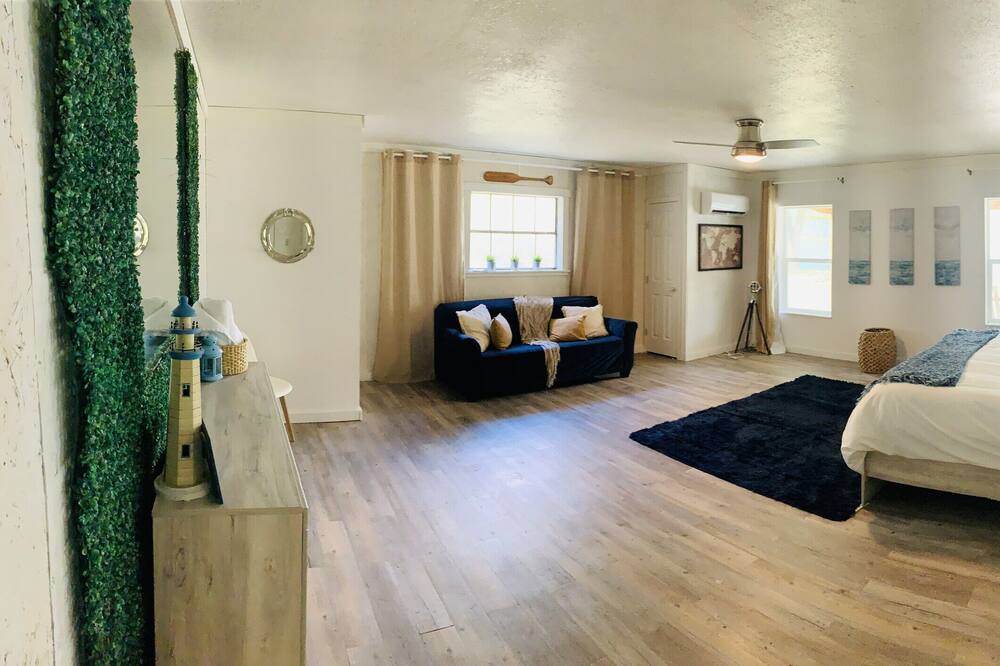 Photo of Bedroom in Leon Junction