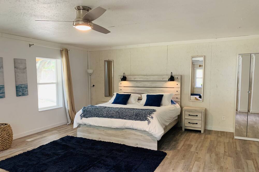 Photo of Bedroom in Leon Junction