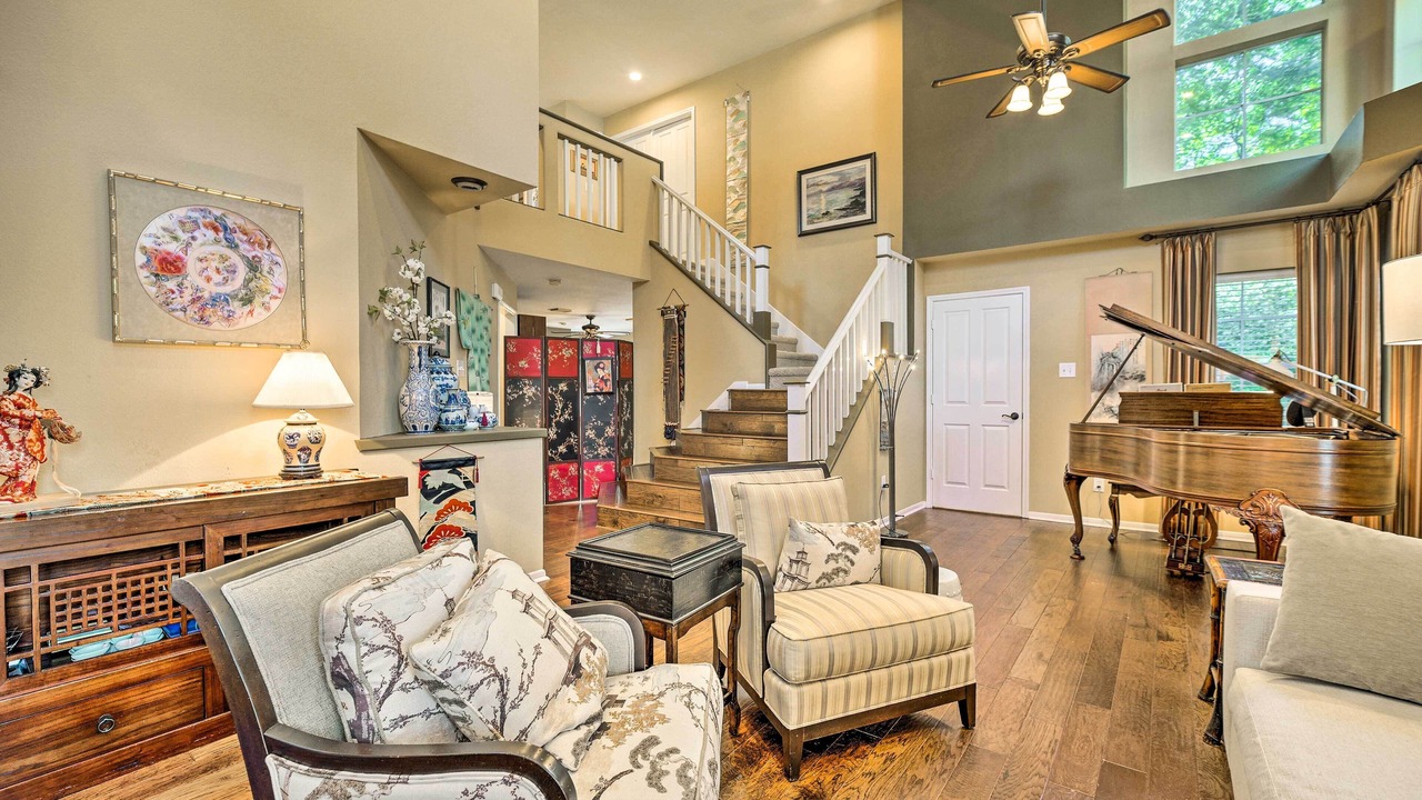 Photo of Livingroom in Alden Bridge