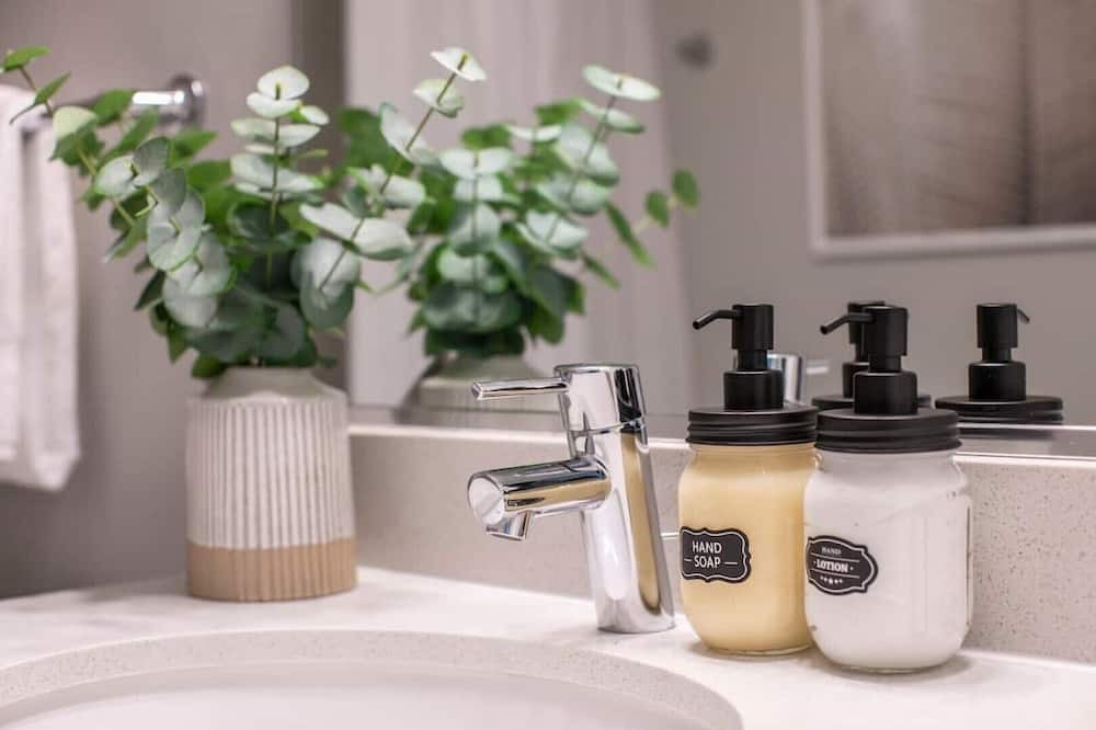 Photo of Bathroom in Jefferson Manor