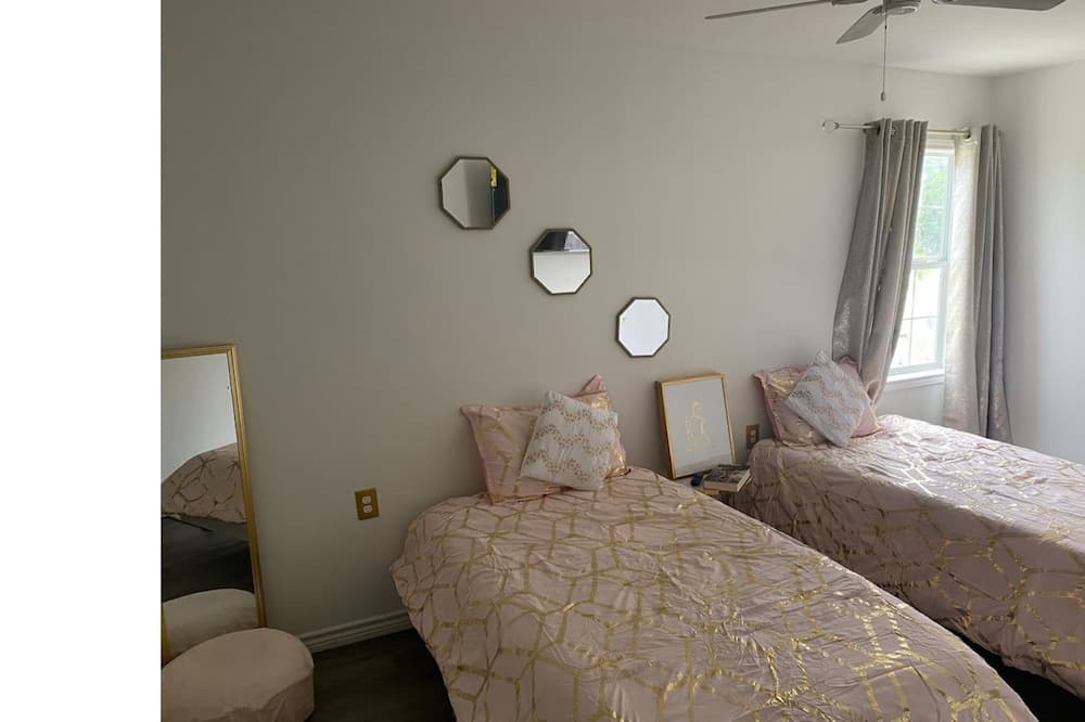 Photo of Bedroom in Lakeview  Jefferson County