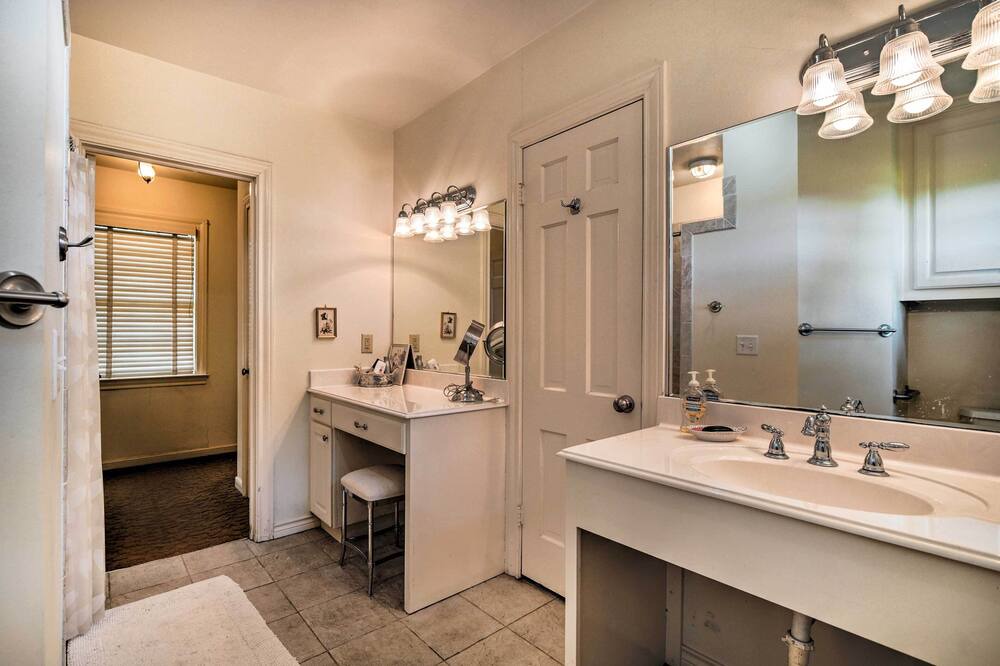 Photo of Bathroom in Navasota