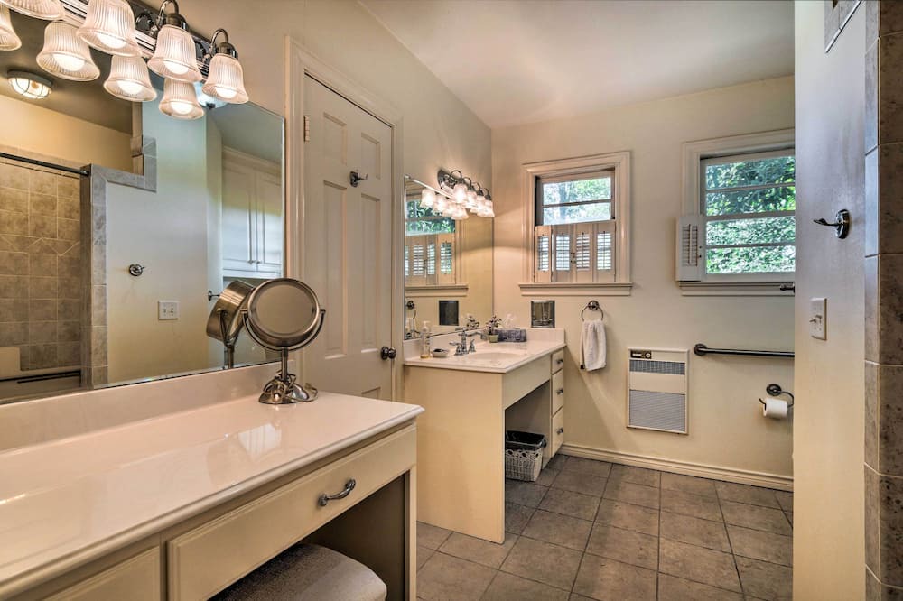 Photo of Bathroom in Navasota