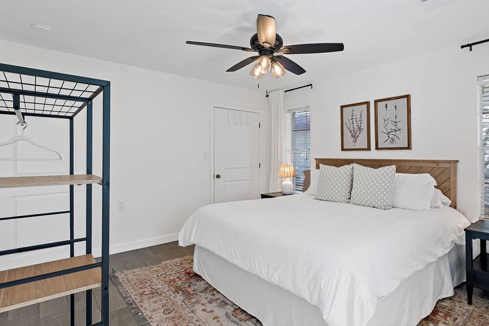 Photo of Bedroom in Richards - K F O