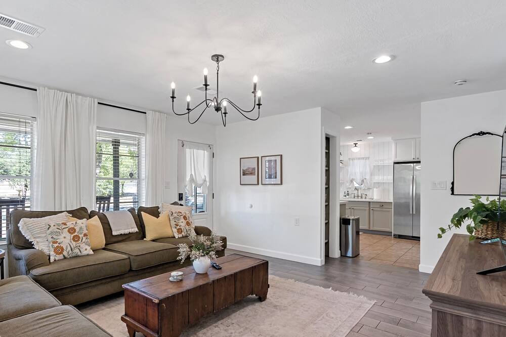 Photo of Livingroom in Richards - K F O
