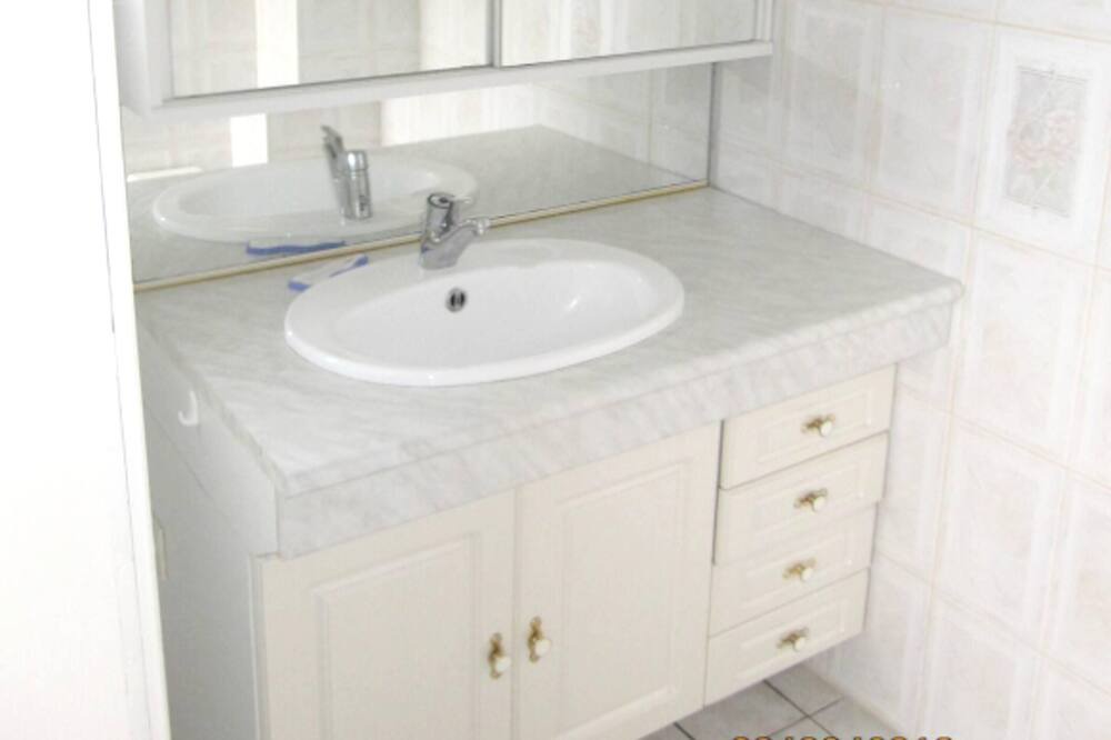 Photo of Bathroom in Saint-Martin-de-Sanzay