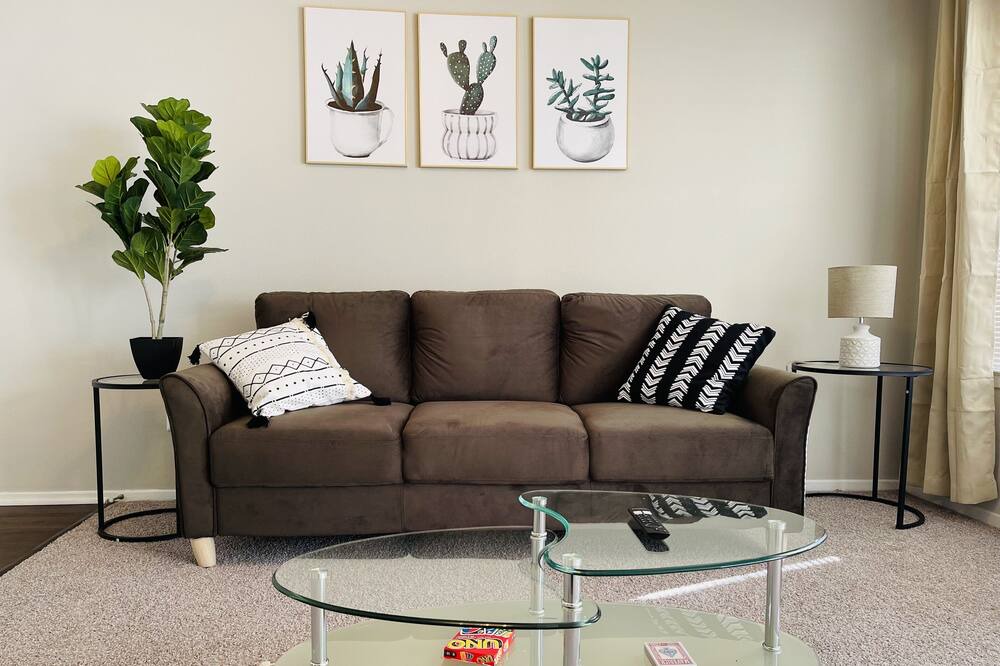 Photo of Livingroom in North Druid Hills