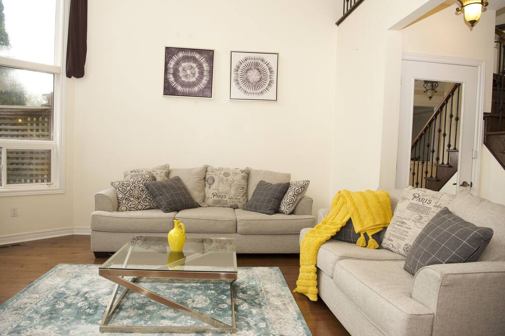 Photo of Livingroom in Richmond Hill