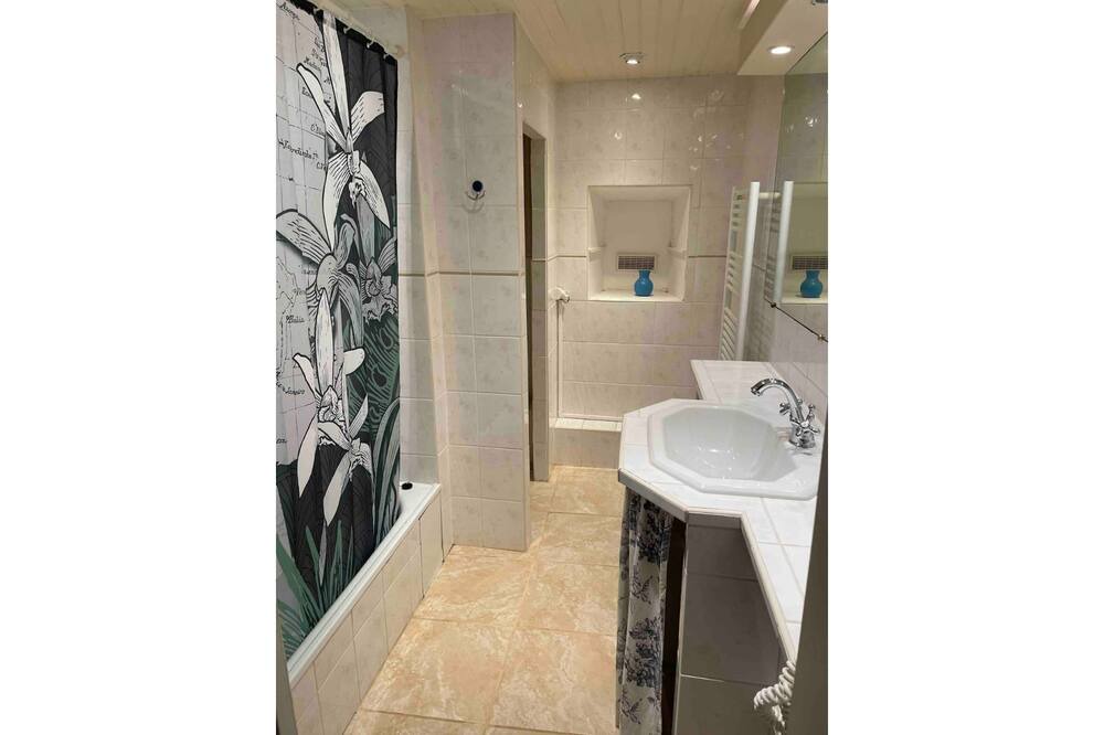 Photo of Bathroom in Roujan