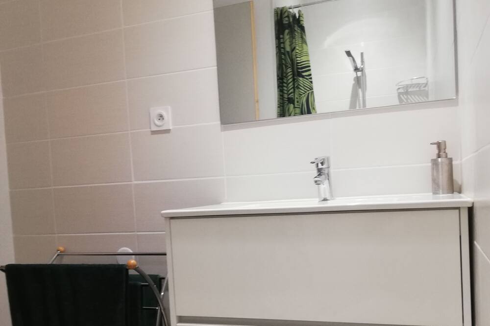 Photo of Bathroom in Paziols