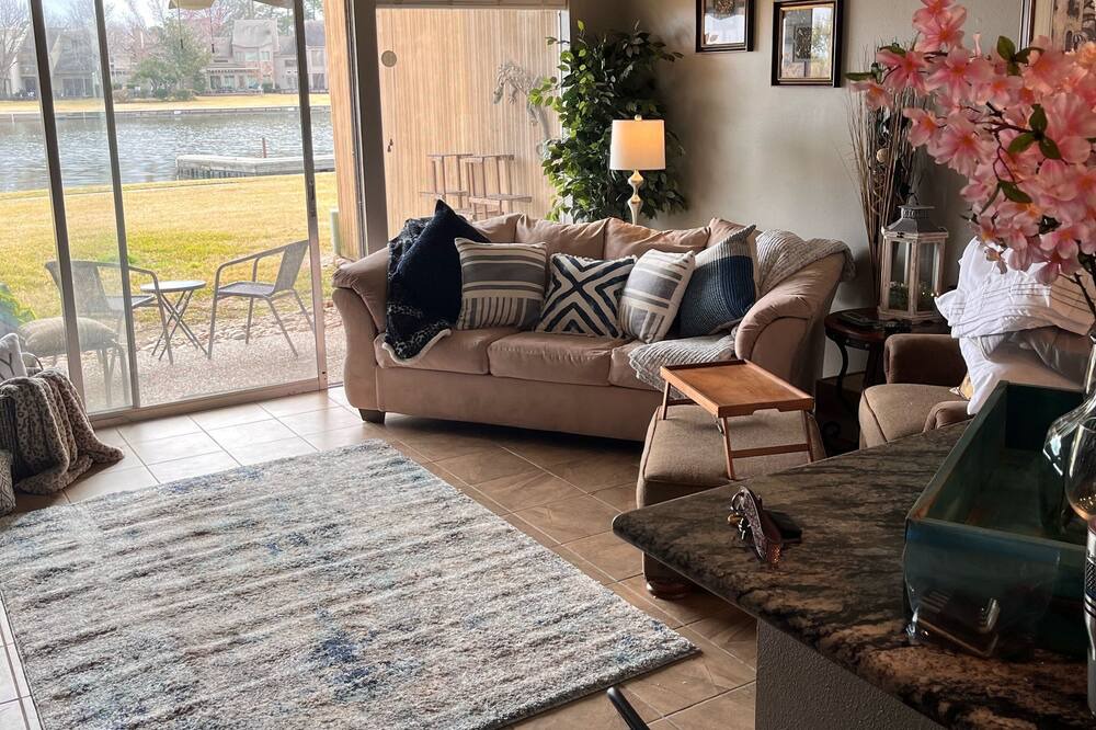 Photo of Livingroom in Walden on Lake Conroe