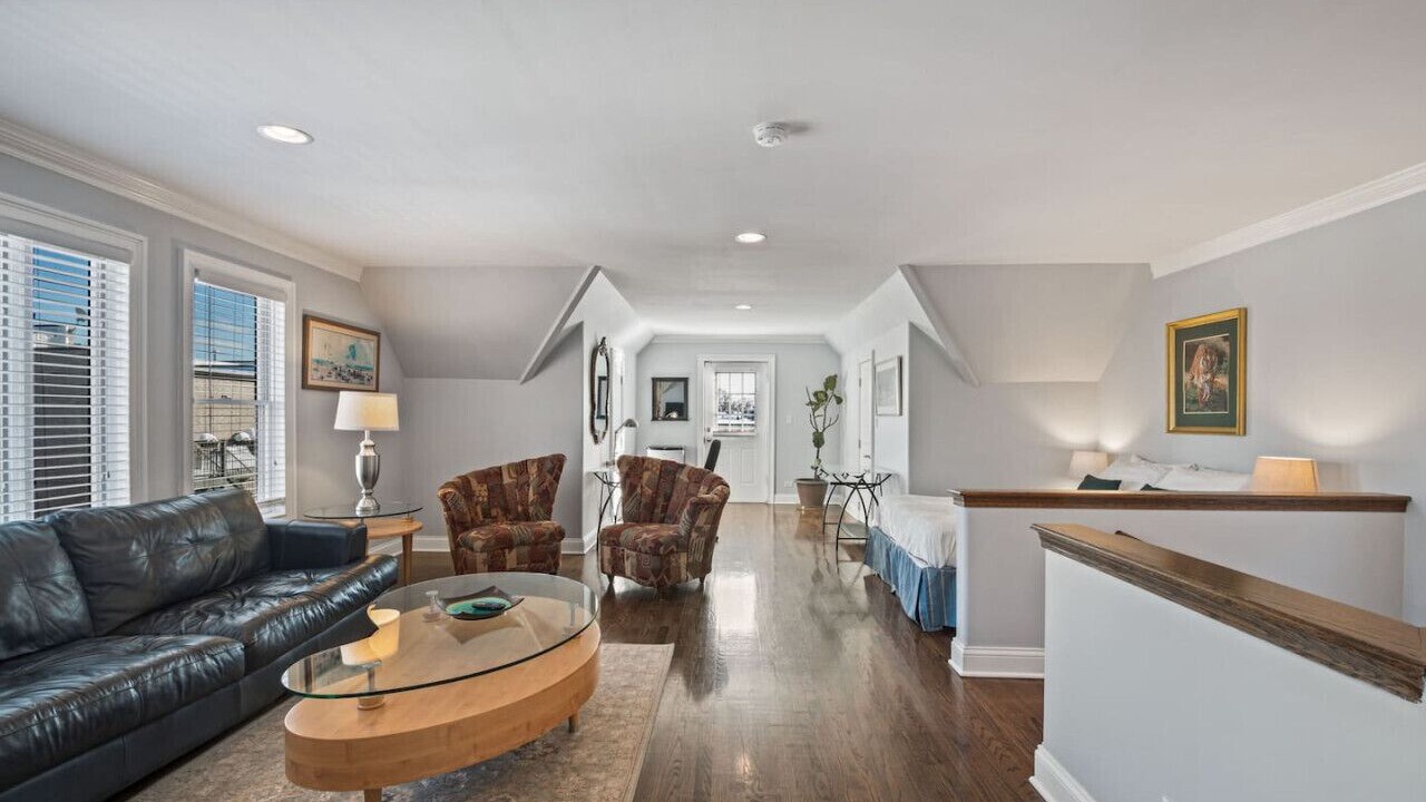 Photo of Livingroom in North Center