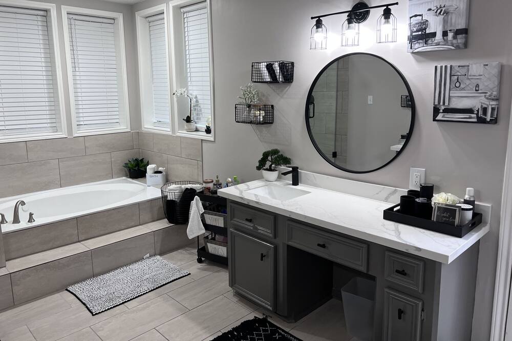 Photo of Bathroom in Pecan Grove