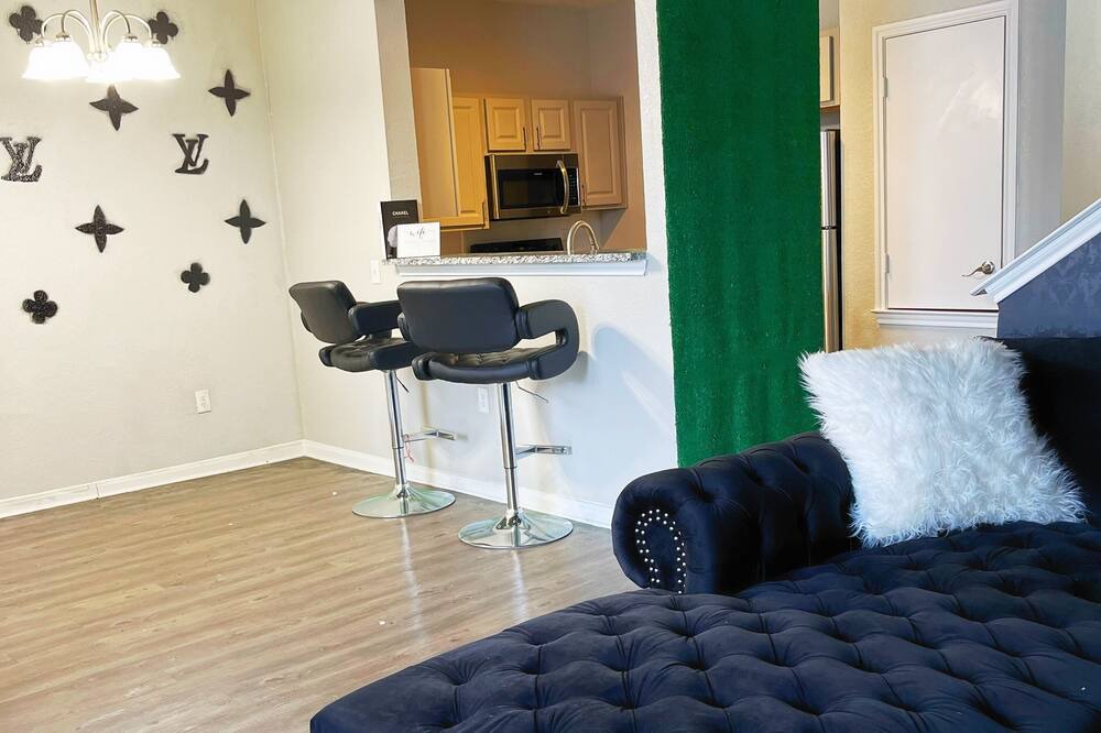 Photo of Livingroom in Hollow Hills