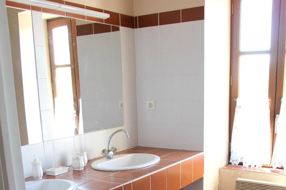Photo of Bathroom in Espalion